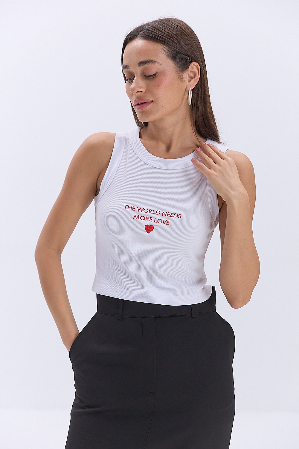 Укорочена жіноча майка в рубчик біла з написом The world needs more love