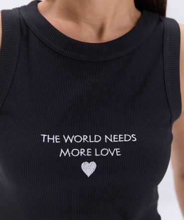 Укорочена жіноча майка в рубчик чорна з написом The world needs more love