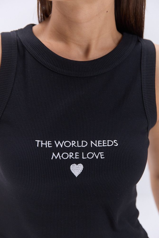 Укорочена жіноча майка в рубчик чорна з написом The world needs more love