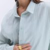 Жіноча сорочка oversize з батиста ментолового кольору