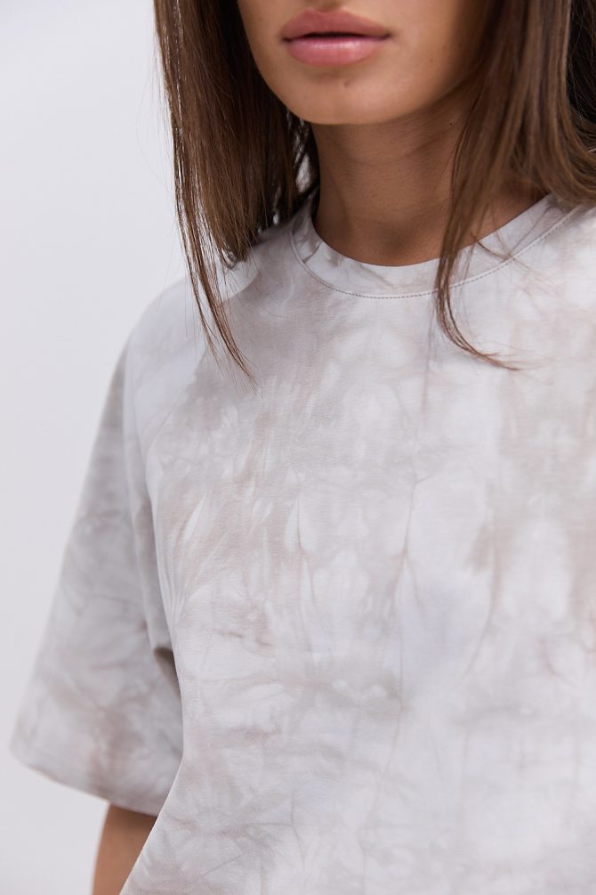 Жіноча футболка oversize бежева з ефектом Tie-Dye і розрізами з боків
