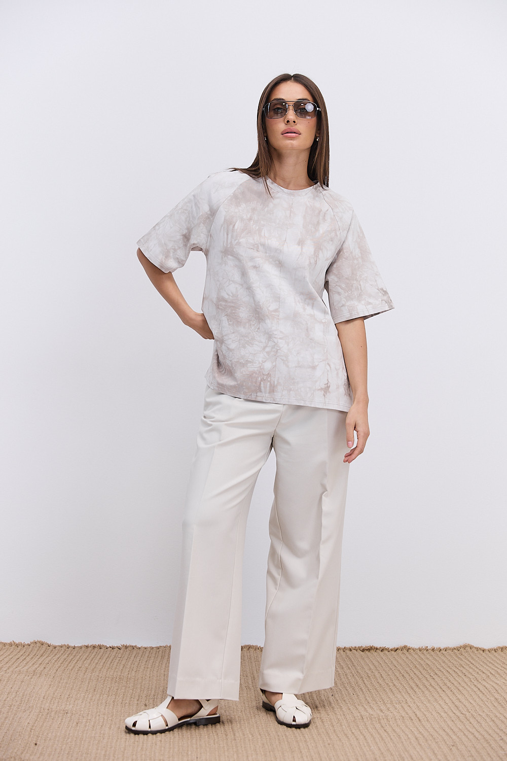 Жіноча футболка oversize бежева з ефектом Tie-Dye і розрізами з боків