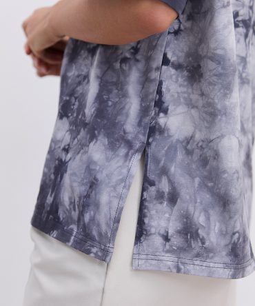 Жіноча футболка oversize графітова з ефектом Tie-Dye і розрізами з боків