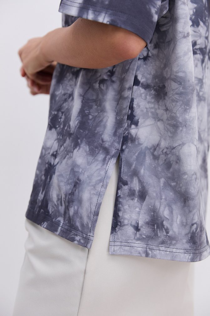 Жіноча футболка oversize графітова з ефектом Tie-Dye і розрізами з боків