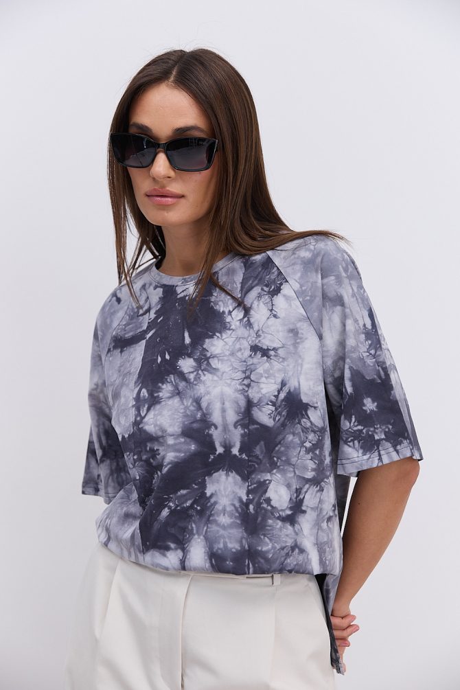 Жіноча футболка oversize графітова з ефектом Tie-Dye і розрізами з боків