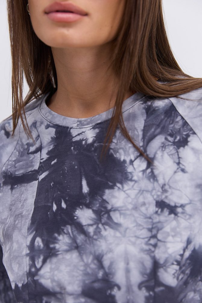 Жіноча футболка oversize графітова з ефектом Tie-Dye і розрізами з боків