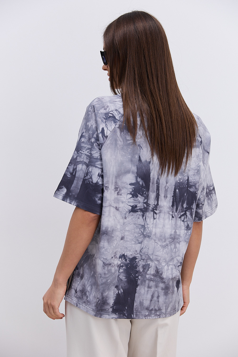 Жіноча футболка oversize графітова з ефектом Tie-Dye і розрізами з боків