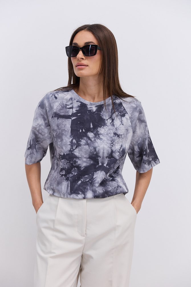 Жіноча футболка oversize графітова з ефектом Tie-Dye і розрізами з боків