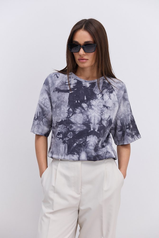 Жіноча футболка oversize графітова з ефектом Tie-Dye і розрізами з боків