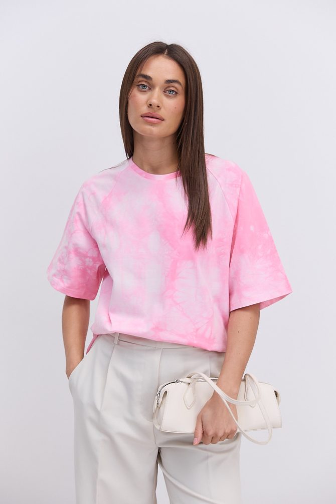 Жіноча футболка oversize рожева з ефектом Tie-Dye і розрізами з боків