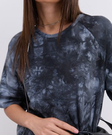 Жіноча футболка oversize чорна з ефектом Tie-Dye і розрізами з боків