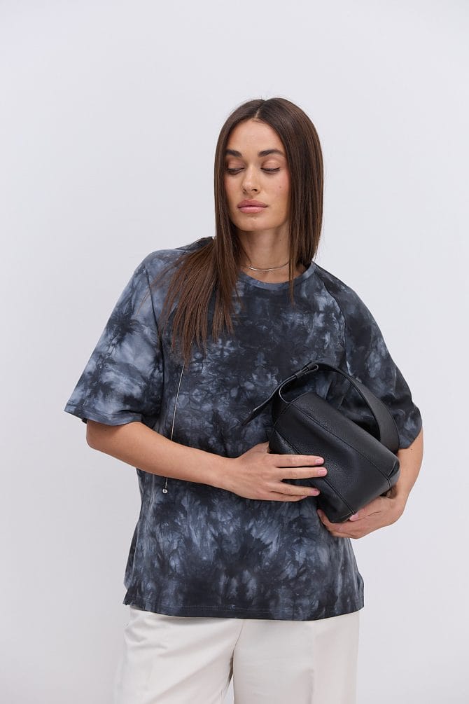 Жіноча футболка oversize чорна з ефектом Tie-Dye і розрізами з боків