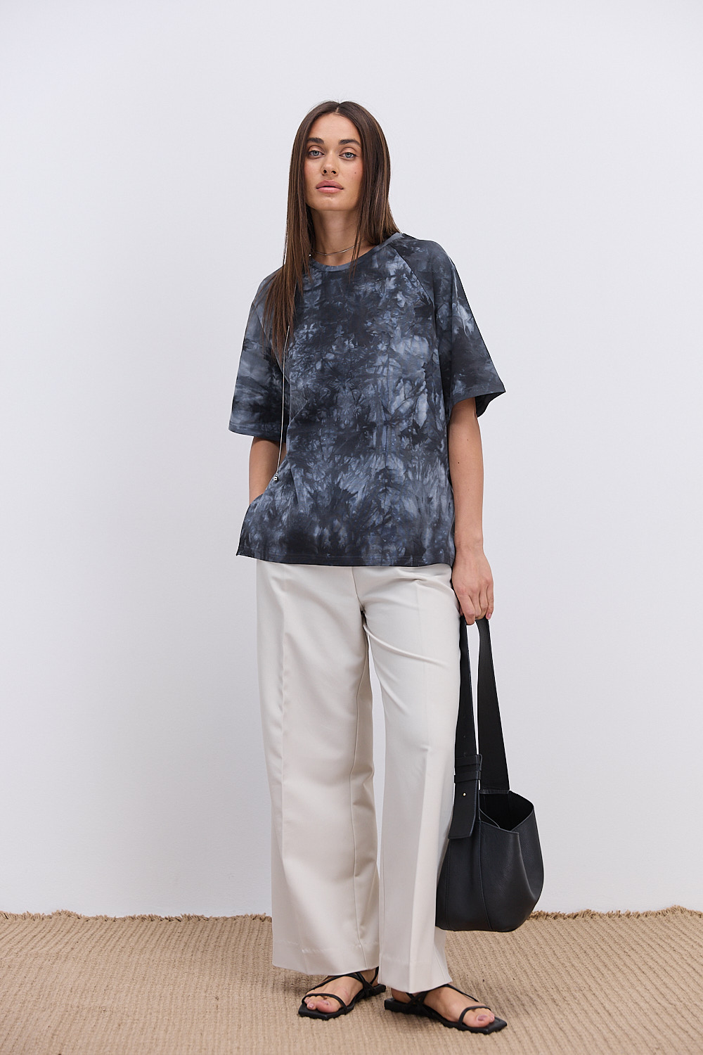 Жіноча футболка oversize чорна з ефектом Tie-Dye і розрізами з боків