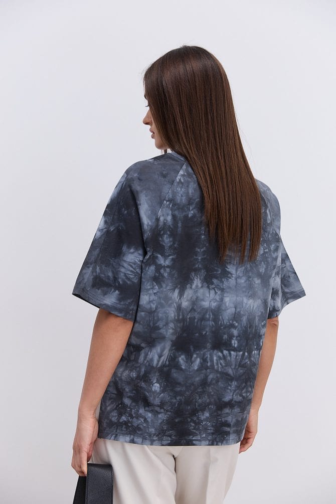 Жіноча футболка oversize чорна з ефектом Tie-Dye і розрізами з боків