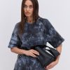 Жіноча футболка oversize чорна з ефектом Tie-Dye і розрізами з боків