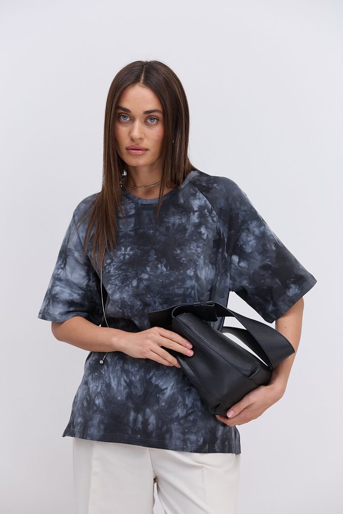 Жіноча футболка oversize чорна з ефектом Tie-Dye і розрізами з боків