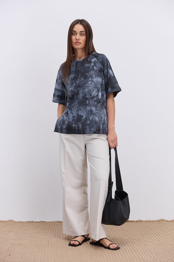 Жіноча футболка oversize чорна з ефектом Tie-Dye і розрізами з боків