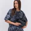 Жіноча футболка oversize чорна з ефектом Tie-Dye і розрізами з боків