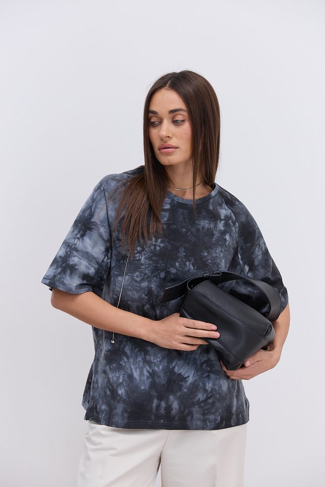 Жіноча футболка oversize чорна з ефектом Tie-Dye і розрізами з боків