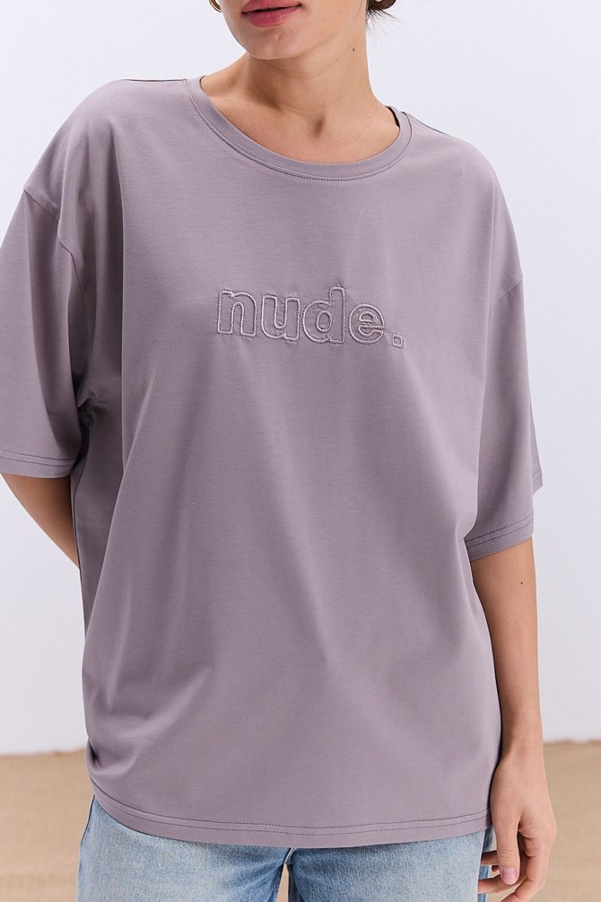 Жіноча футболка oversize кольору мокко з вишитим написом Nude