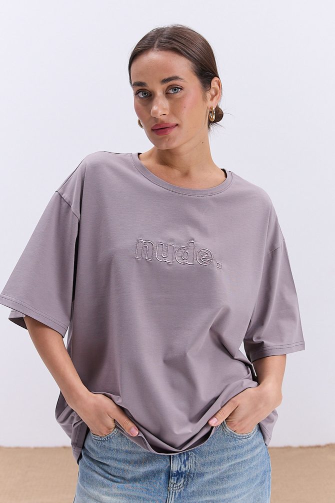 Жіноча футболка oversize кольору мокко з вишитим написом Nude
