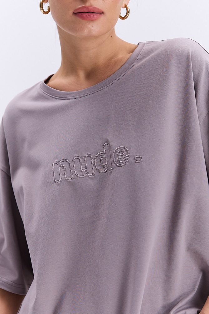 Жіноча футболка oversize кольору мокко з вишитим написом Nude