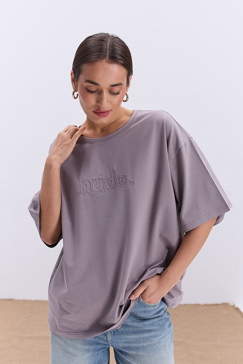 Жіноча футболка oversize кольору мокко з вишитим написом Nude