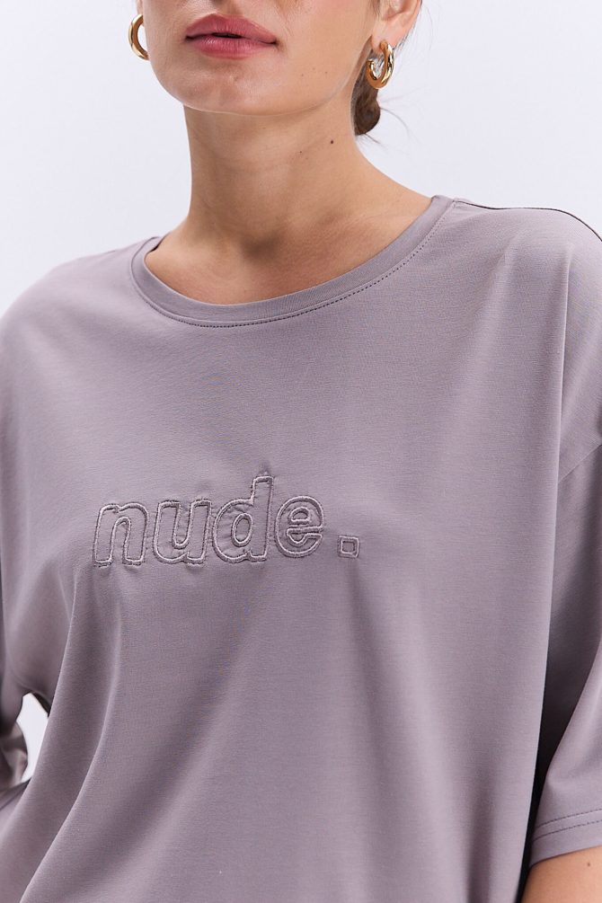 Жіноча футболка oversize кольору мокко з вишитим написом Nude