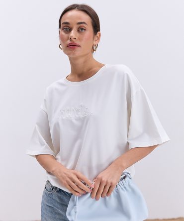 Жіноча футболка oversize молочна з вишитим написом Nude