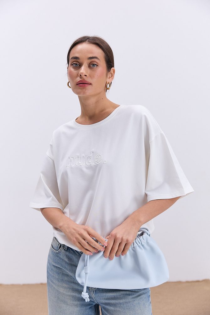 Жіноча футболка oversize молочна з вишитим написом Nude