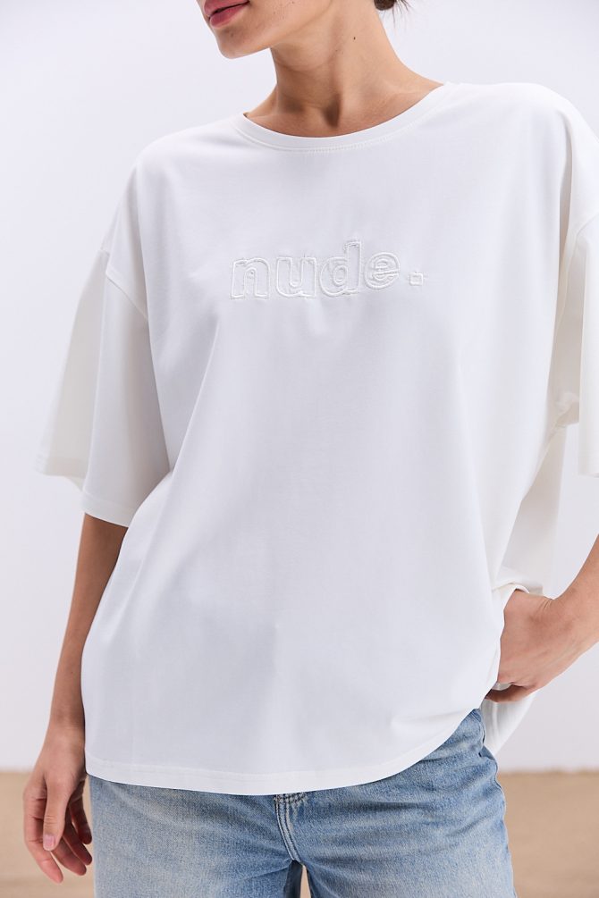 Жіноча футболка oversize молочна з вишитим написом Nude