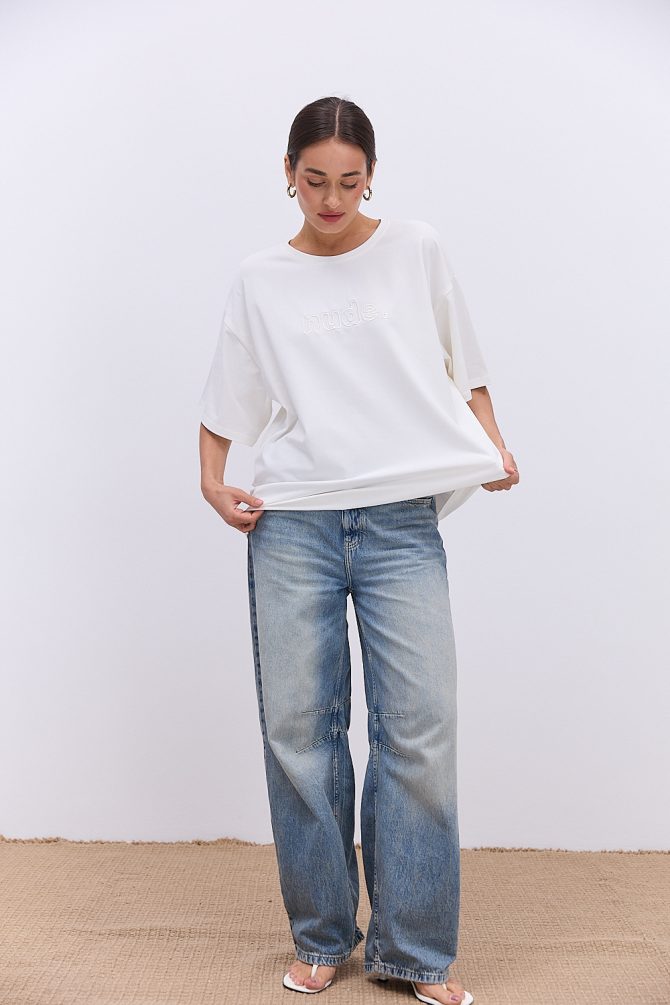 Жіноча футболка oversize молочна з вишитим написом Nude