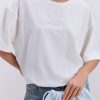 Жіноча футболка oversize молочна з вишитим написом Nude