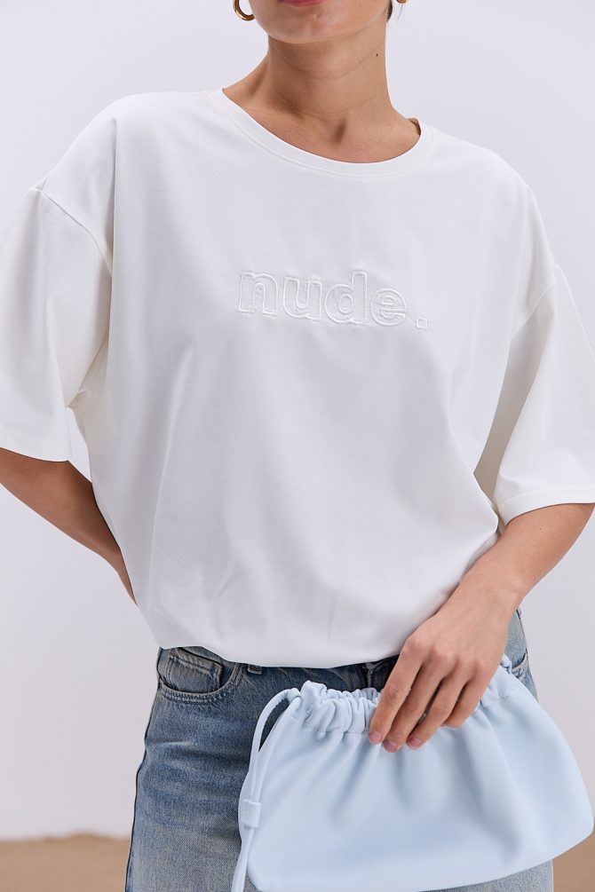 Жіноча футболка oversize молочна з вишитим написом Nude