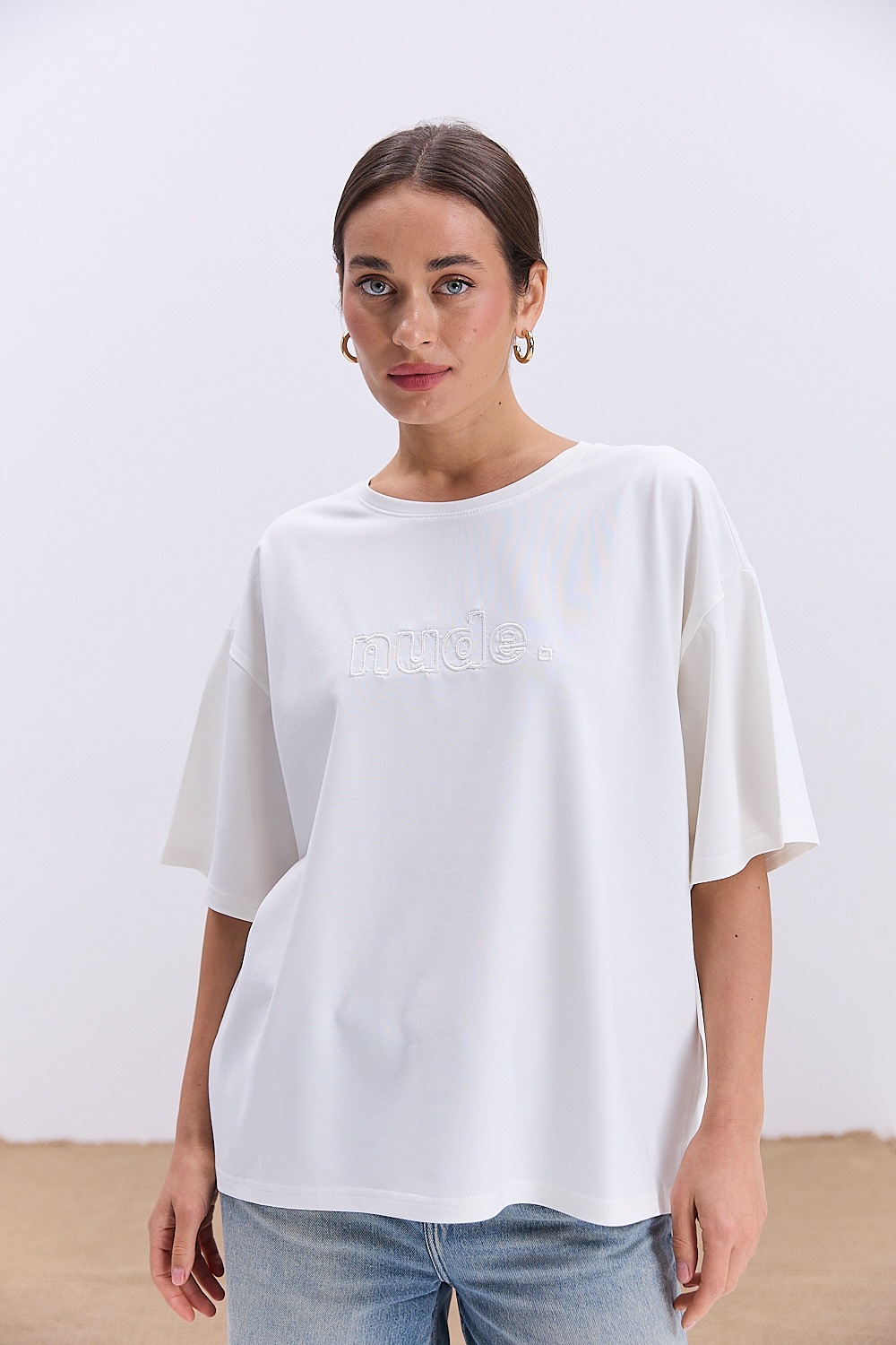 Жіноча футболка oversize молочна з вишитим написом Nude