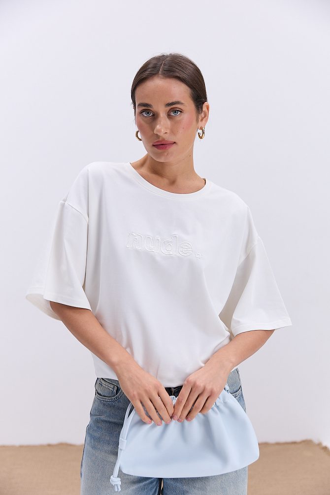 Жіноча футболка oversize молочна з вишитим написом Nude