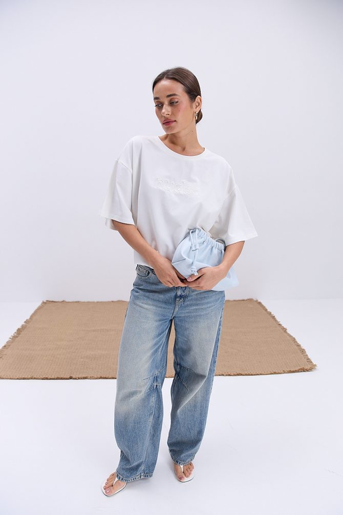 Жіноча футболка oversize молочна з вишитим написом Nude