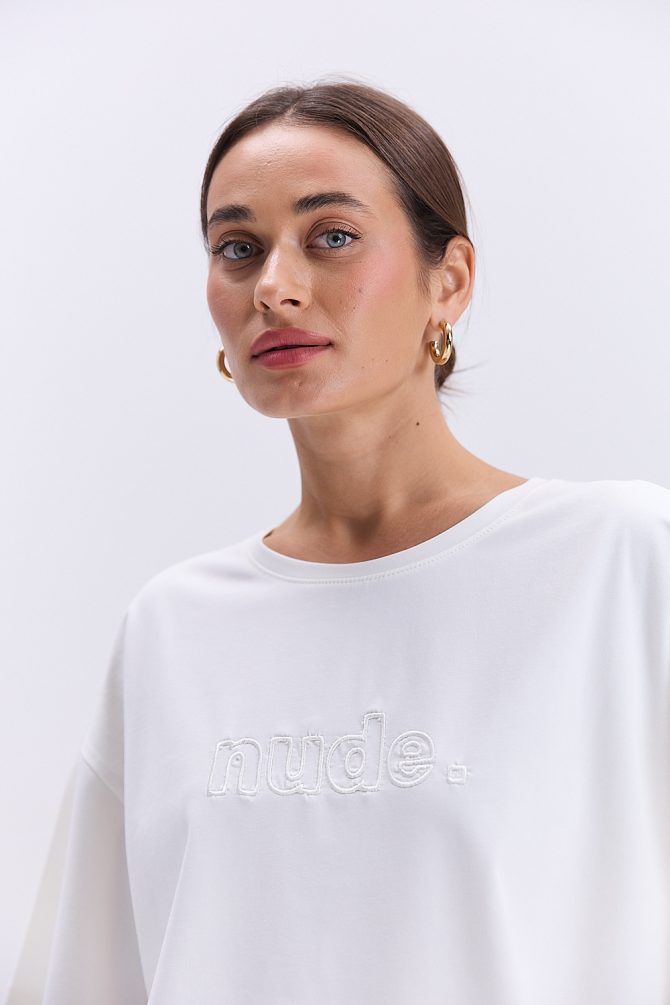 Жіноча футболка oversize молочна з вишитим написом Nude