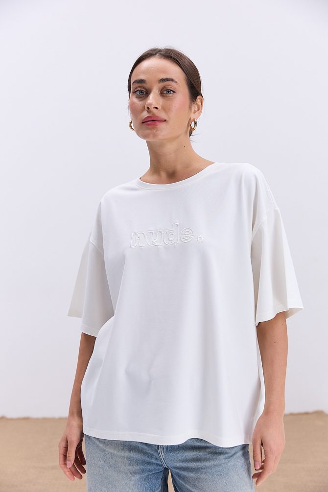 Жіноча футболка oversize молочна з вишитим написом Nude