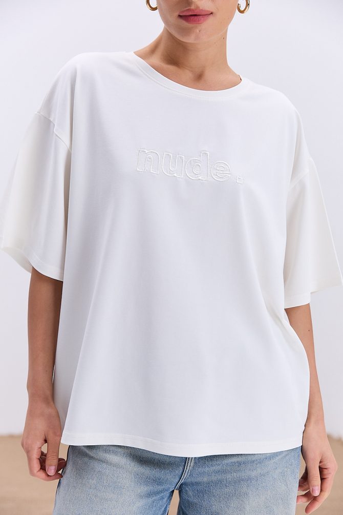 Жіноча футболка oversize молочна з вишитим написом Nude