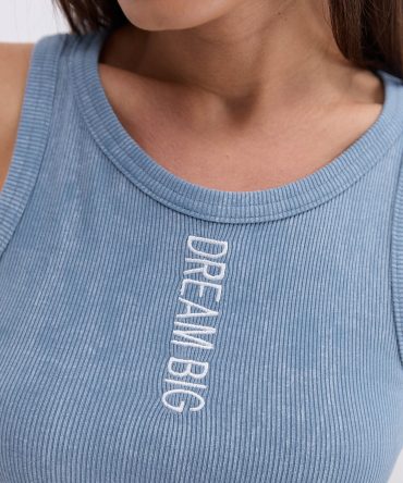 Жіноча майка в рубчик з вишитим написом dream big блакитна з вареним ефектом