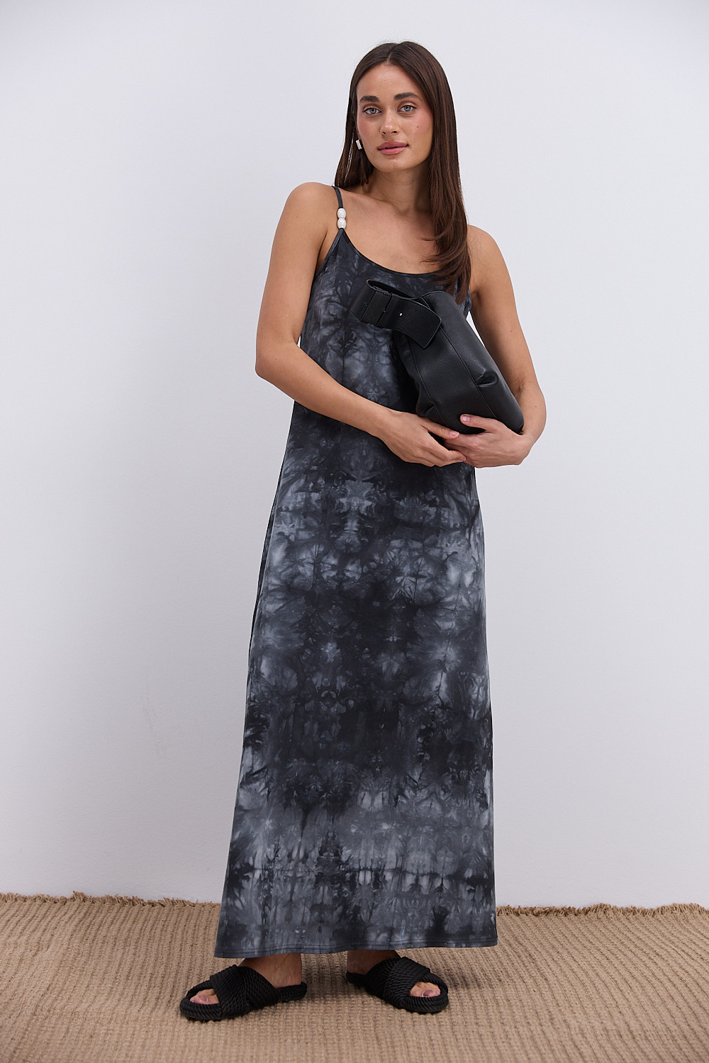 Довге літнє плаття на тонких бретелях чорне з ефектом Tie-Dye