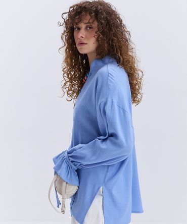 Блуза oversize блакитна з рюшами внизу рукавів