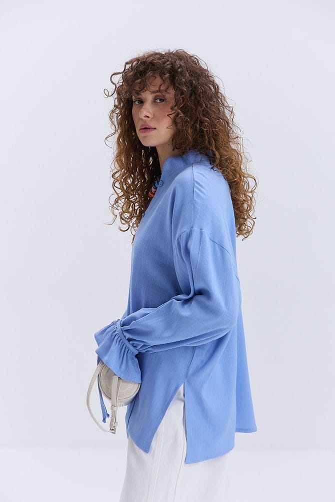 Блуза oversize блакитна з рюшами внизу рукавів