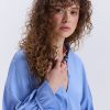 Блуза oversize блакитна з рюшами внизу рукавів