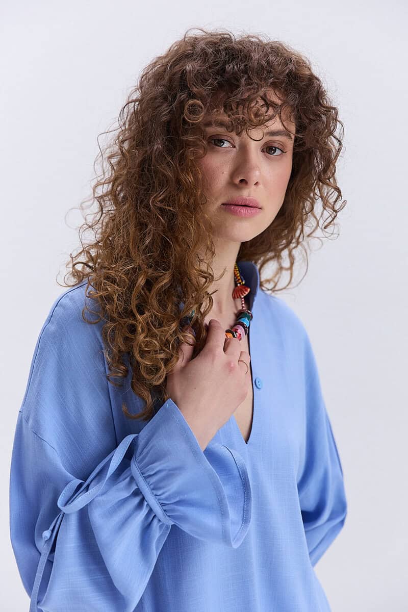 Блуза oversize блакитна з рюшами внизу рукавів