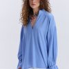 Блуза oversize блакитна з рюшами внизу рукавів