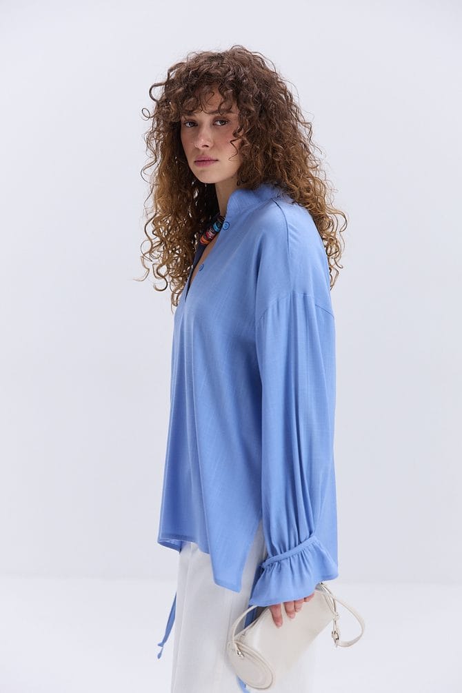 Блуза oversize блакитна з рюшами внизу рукавів