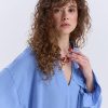 Блуза oversize блакитна з рюшами внизу рукавів