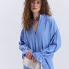 Блуза oversize блакитна з рюшами внизу рукавів